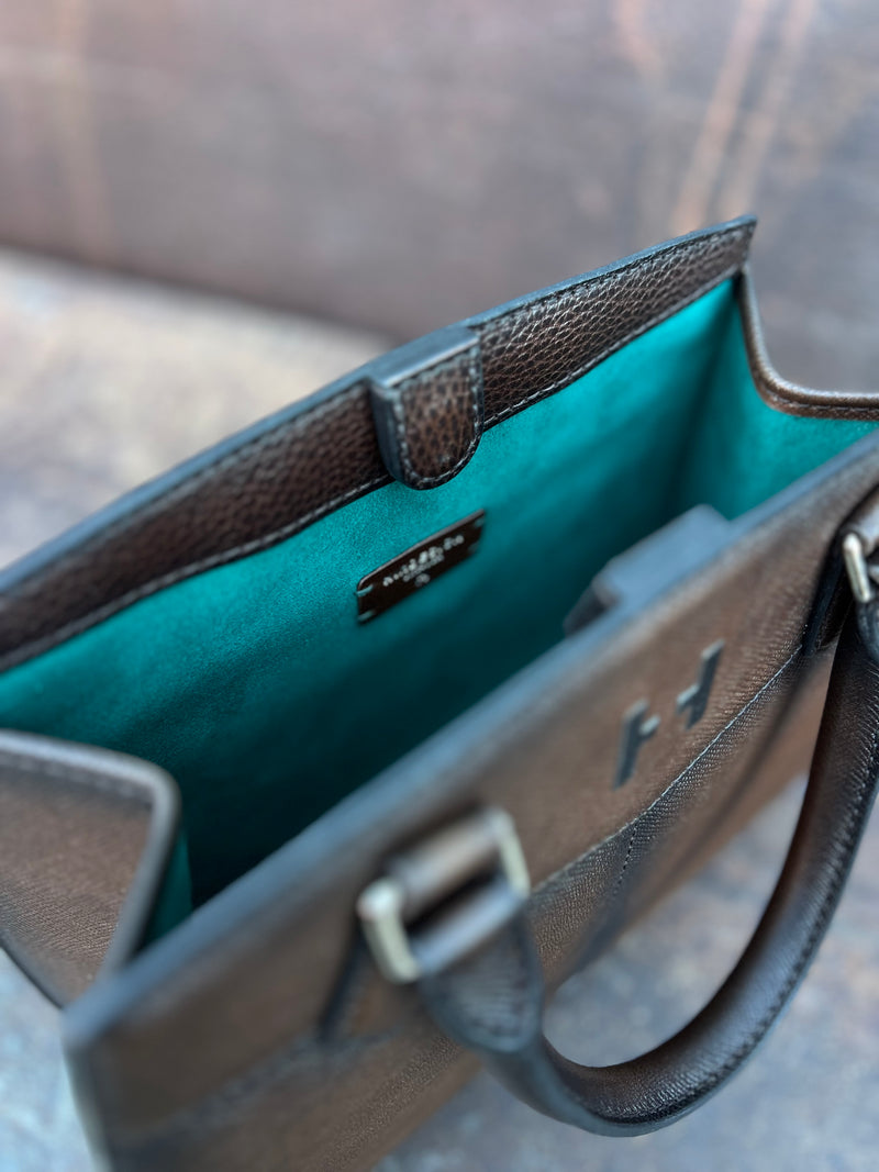 H I X . M E G H A N .